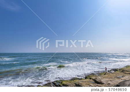 夏の稲村ヶ崎の海岸風景 57049650