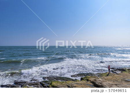 夏の稲村ヶ崎の海岸風景 夏の稲村ヶ崎の海岸風景 57049651