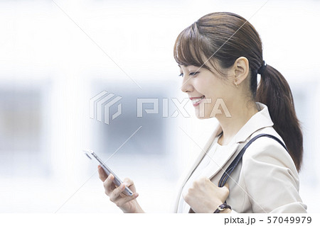 ビジネスイメージ　若い女性　スマホ 57049979