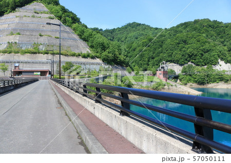 玉川ダム（秋田県仙北市）の天端から望むカリヨンの鐘展望台 57050111