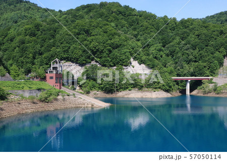 玉川ダム(秋田県仙北市)の天端から望むカリヨンの鐘展望台 玉川ダム(秋田県仙北市)の天端から望むカリヨンの鐘展望台 57050114