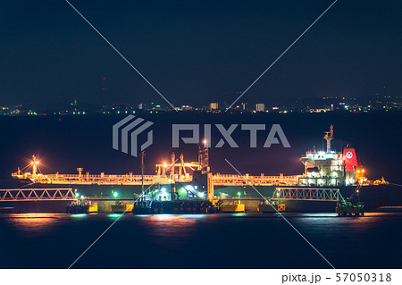 《神奈川県》港に停泊するタンカー・京浜工業地帯 57050318
