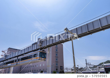 大船駅前を走る湘南モノレール 大船駅前を走る湘南モノレール 57050565