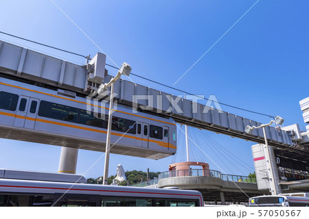 大船駅前を走る湘南モノレール 大船駅前を走る湘南モノレール 57050567