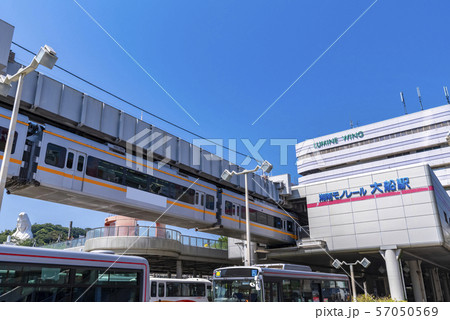 大船駅前を走る湘南モノレール 大船駅前を走る湘南モノレール 57050569