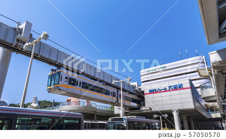 大船駅前を走る湘南モノレール 大船駅前を走る湘南モノレール 57050570