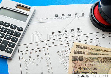 【写真素材】 決算書　ビジネスシーン　貸借対照表　損益計算書　法人　確定申告 57050633