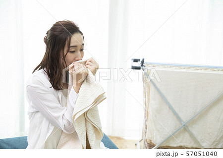洗濯物をたたむ女性・臭い 57051040