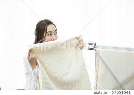 洗濯物をたたむ女性・臭い 57051041