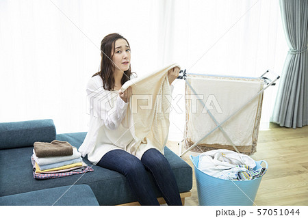 洗濯物をたたむ女性・臭い 57051044