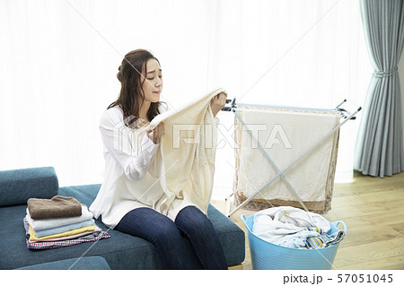 洗濯物をたたむ女性・臭い 57051045