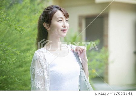女性 外 笑顔 女性 外 笑顔 57051243