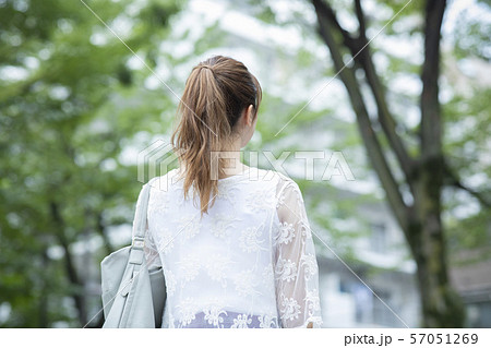 女性　外　外出 57051269