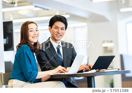 ビジネスイメージ 男性社員 女性社員 同僚の写真素材 57051386 Pixta