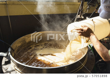 ウースターソースを作る　ザラメを入れる 57051898