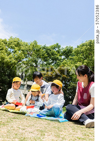 公園でお弁当を食べる園児 57052386