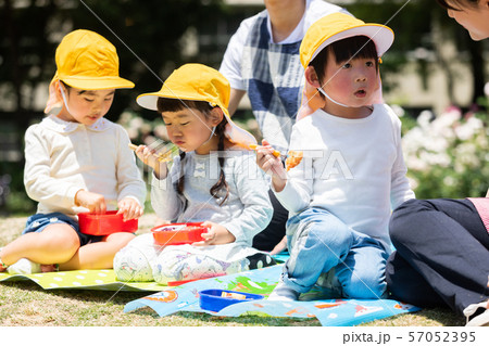 公園でお弁当を食べる園児 公園でお弁当を食べる園児 57052395