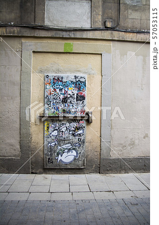 落書きされた扉 57053115