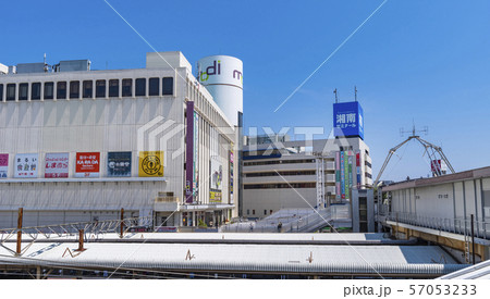 戸塚駅西口から線路と東口方向の眺望 57053233