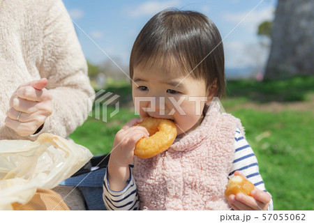 公園でおやつを食べる子供 公園でおやつを食べる子供 57055062