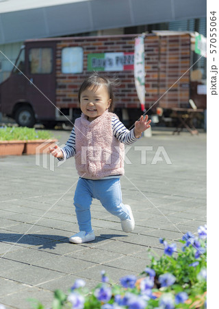 楽しそうに走る子供 57055064