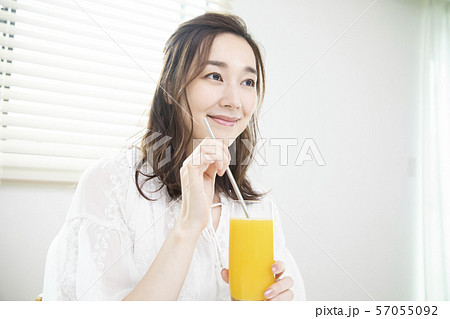 オレンジジュースを飲む女性・エコストロー オレンジジュースを飲む女性・エコストロー 57055092
