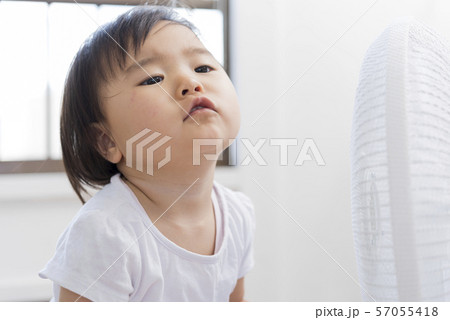 扇風機の風にあたる子供 扇風機の風にあたる子供 57055418