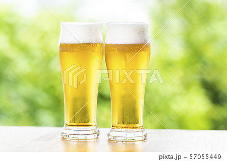 ビール 緑の背景 57055449