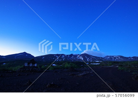 十勝岳望岳台から臨む十勝岳と星空 十勝岳望岳台から臨む十勝岳と星空 57056099