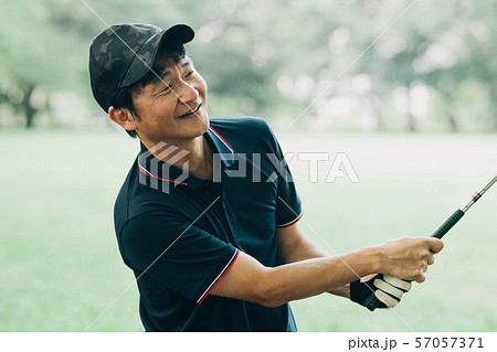 ゴルフ スポーツ 趣味 余暇 日本人ミドル男性 新緑 初夏の写真素材