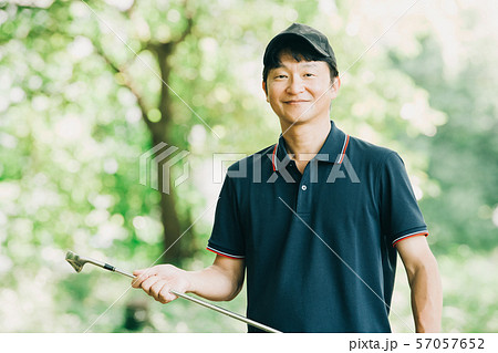 ゴルフ スポーツ 趣味 余暇 日本人ミドル男性 新緑 初夏の写真素材
