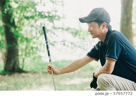 ゴルフ スポーツ 趣味 余暇 日本人ミドル男性 新緑 初夏の写真素材 ゴルフ スポーツ 趣味 余暇 日本人ミドル男性 新緑 初夏の写真素材