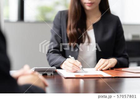 税の相談を受け、計算をする女性税理士 税の相談を受け、計算をする女性税理士 57057801