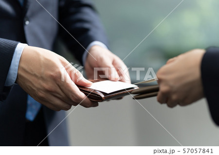 名刺交換をするビジネスマンの手元のアップ 57057841