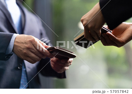 名刺交換をするビジネスマンの手元のアップ 57057842