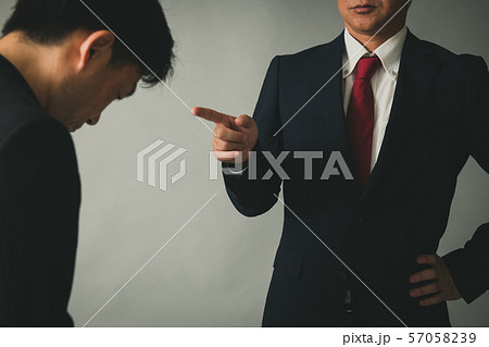 ビジネスマン　上司 部下 パワハラ 説教 叱る 57058239