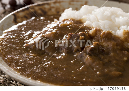 じっくりとことこと煮込んだ、牛ばら肉のカレーのアップ 57059158