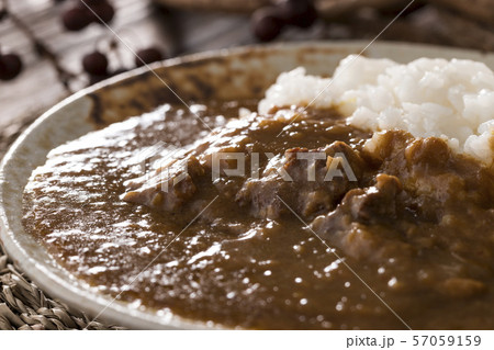 じっくりとことこと煮込んだ、牛ばら肉のカレーのアップ じっくりとことこと煮込んだ、牛ばら肉のカレーのアップ 57059159