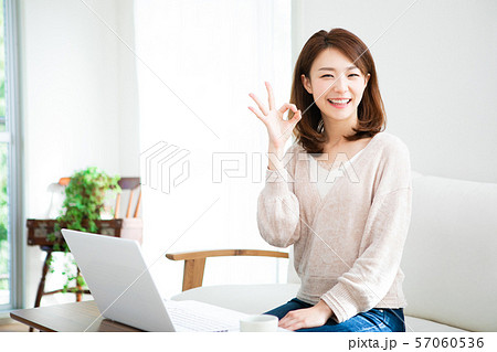 部屋でパソコンを使う若い女性 57060536