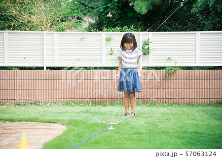 庭で水遊びをする女の子 庭で水遊びをする女の子 57063124