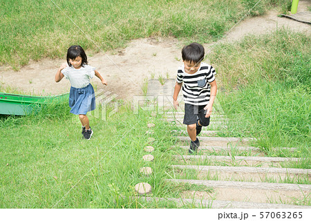 公園で走る子供たち 公園で走る子供たち 57063265