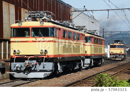 車両基地に停車中のE31形電気機関車 車両基地に停車中のE31形電気機関車 57063323