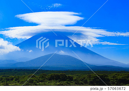笠雲をかぶった富士山 笠雲をかぶった富士山 57063672