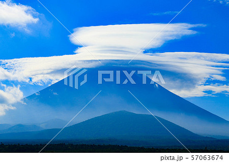 笠雲をかぶった富士山 57063674
