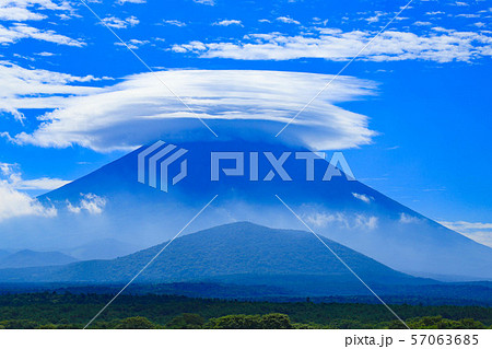 笠雲をかぶった富士山 57063685