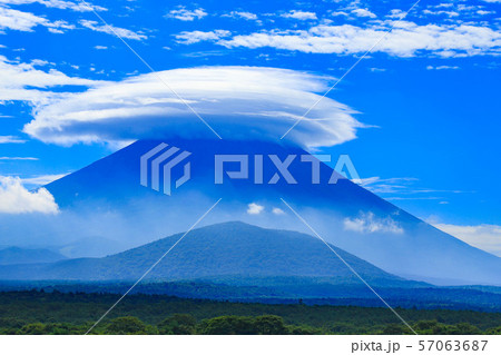笠雲をかぶった富士山 57063687