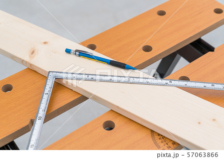 日曜大工の色々な工具(曲尺・指矩) 日曜大工の色々な工具(曲尺・指矩) 57063866