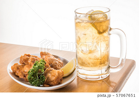 ハイボールと若鶏の唐揚げ 57067651