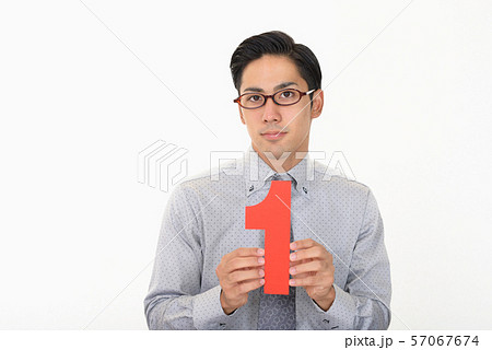 数字の一を持つ男性 数字の一を持つ男性 57067674