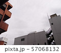 マンションの隙間から見た曇り空 57068132